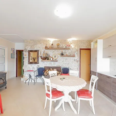 Vakantiehuis Near Stunning Beaches